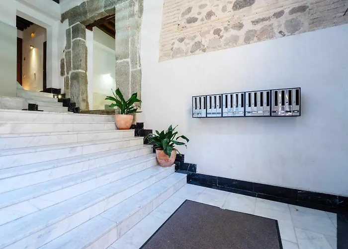 Con Patio Junto A La Catedral By Ap Toledo